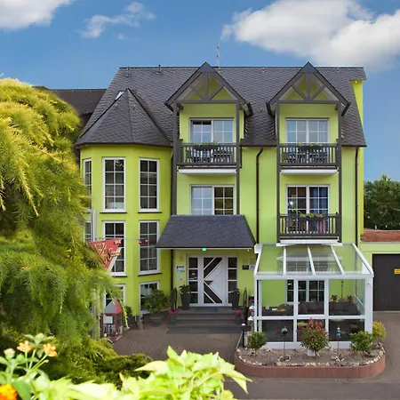 Отель Moselhotel Weinhaus Simon 'sauna'restaurant'eladesaeule Винтрих
