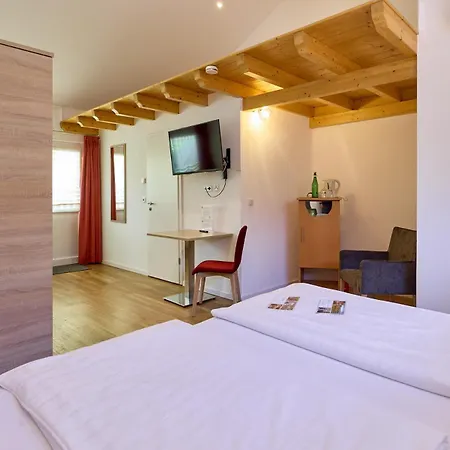 Отель Moselhotel Weinhaus Simon 'sauna'restaurant'eladesaeule 3*